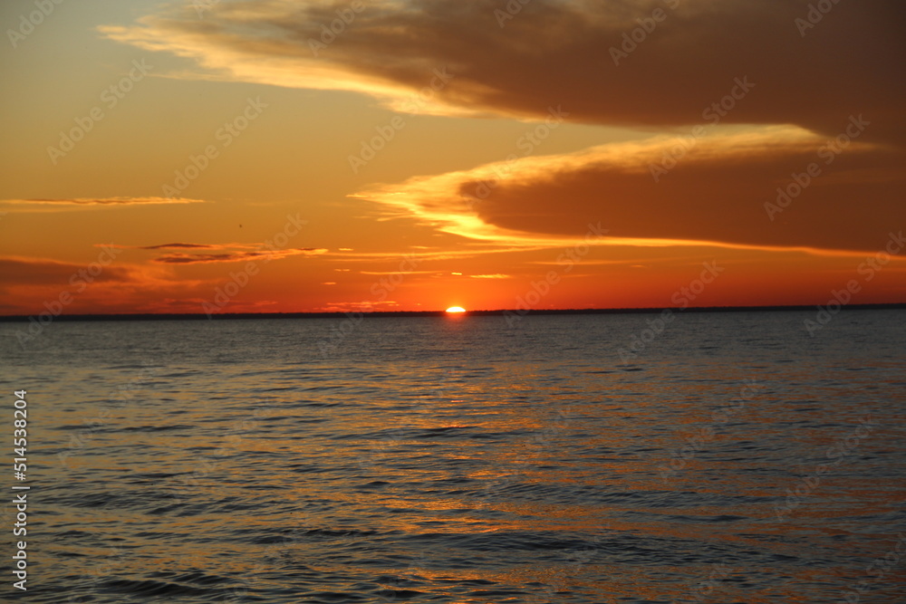 Naklejka premium Por do sol no rio Tapajós, Belterra, Pará