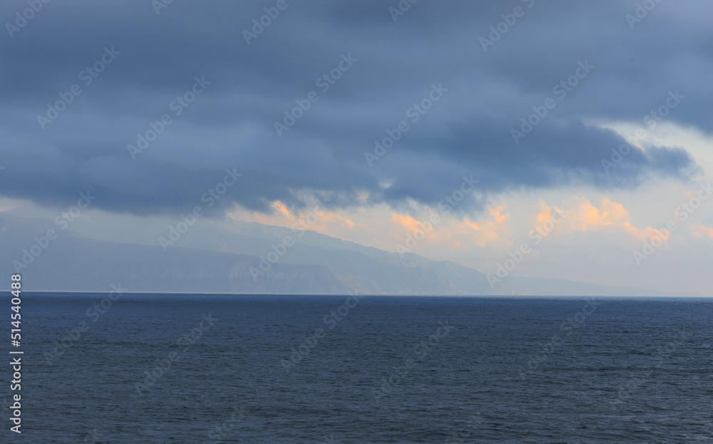 船上から見る水平線の海と北海道 船上から見る水平線の海と北海道