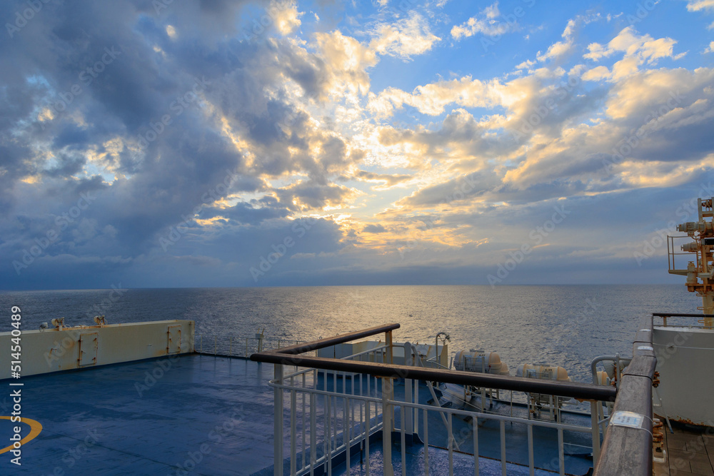 新日本海フェリーの船上から見る水平線の海
