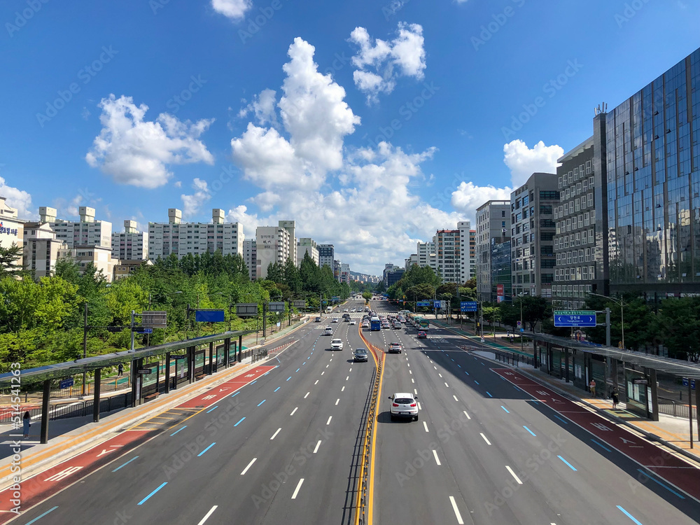 Obraz premium 한국,길거리,대한민국,하늘,도로,서울,구름,자동차,건물,버스정류장,서울도심,경기도,6차선도로,6차선,아파트,교통,여행,경치,건축,city