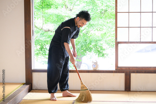 掃除をする人　男性 photo