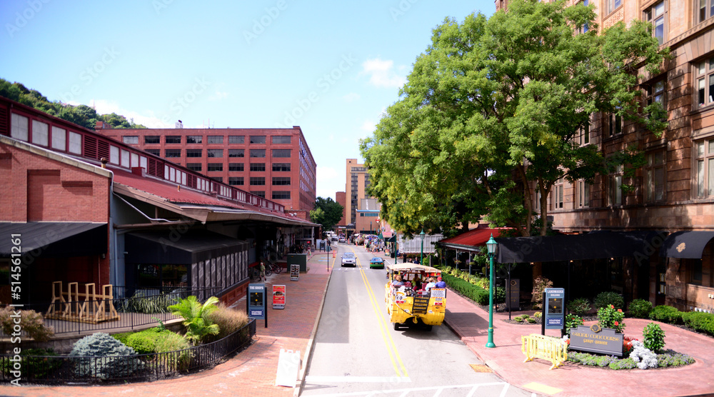 Obraz premium Station Square mall in Pittsburgh close monongahela Incline, USA