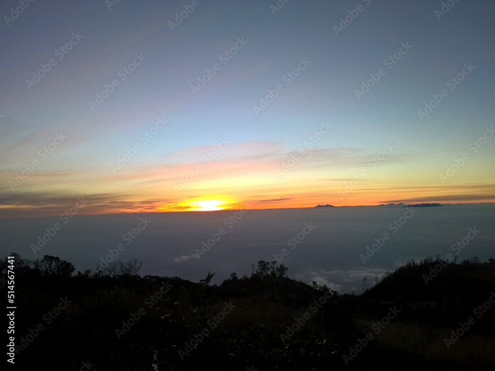 Early morning looking over beautiful golden sunrise Premium Photo
Early morning looking over beautiful golden sunrise Premium Photo