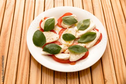 Antipasti-Teller, Mozzarelle mit Tomaten