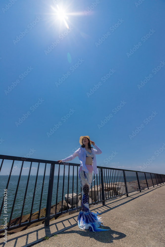 夏の海の海岸でマーメイドを遊んでいる女性の姿