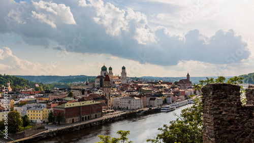 2022-05-13, GER, Bayern, Passau: Blick über die Donau auf die Altstadt von Passau. Zu sehen sind die Wahrzeichen der Stadt, das Alte Rathaus, der Stephansdom die Stadtpfarrkirche St. Paul.