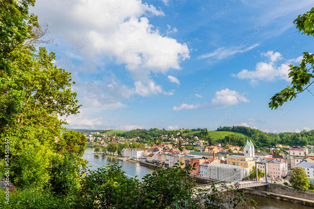 2022-05-13, GER, Bayern, Passau: Blick über die Luitpoltbrücke , das Kloster Maria Hilf und die Donau zur Ortspitze, an welcher die drei Flüsse Donau, Inn und Ilz zusammenfließen.
