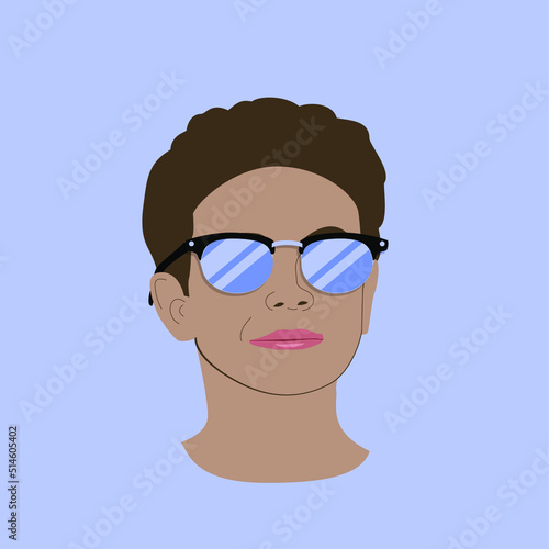 Retrato de chico con pelo oscuro y rizado y gafas de sol