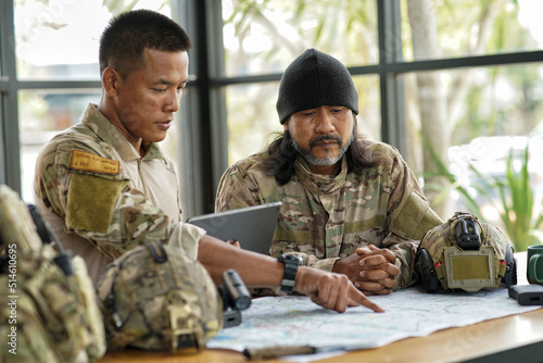Cuadro en lienzo army ranger special force discussion looking pointing at the war map on table an