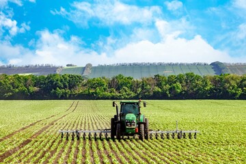 Acrylglasbilder Traktor Grüner Traktor pflügt Boden im Sommer  © Pyroll