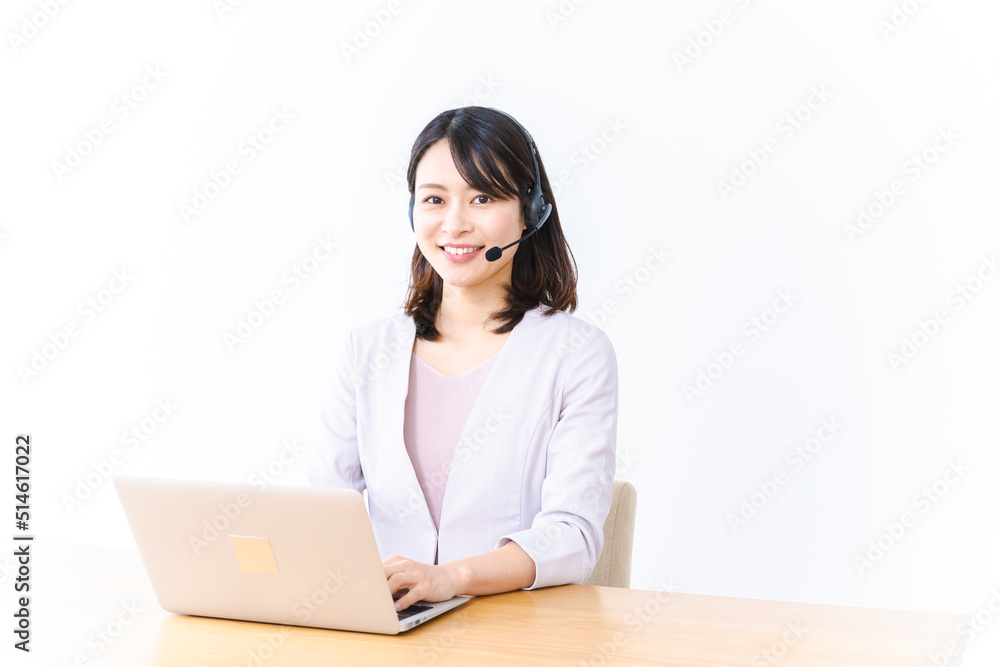 コールセンターでお客様対応をする若い女性 コールセンターでお客様対応をする若い女性