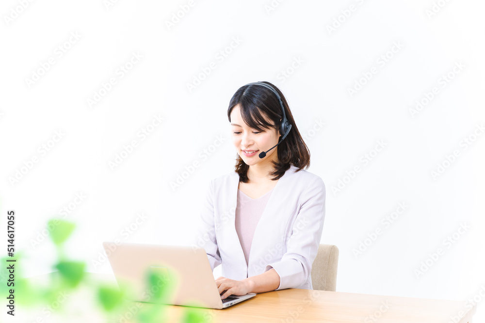 コールセンターでお客様対応をする若い女性 コールセンターでお客様対応をする若い女性