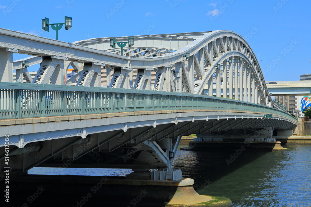 Obraz premium 隅田川に架かる白鬚橋