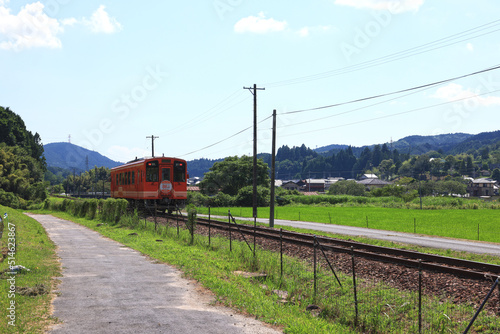 夏の日に走り去る明知鉄道 © M&M Factory