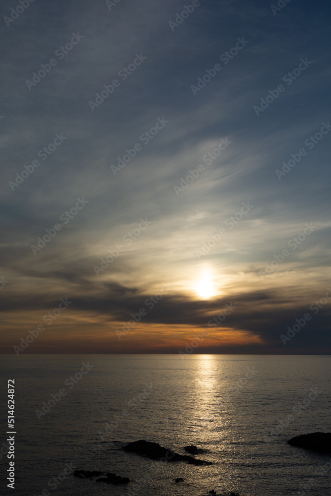 太陽を反射する夕暮れの海
