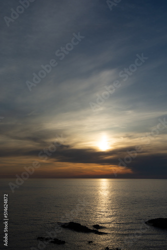 太陽を反射する夕暮れの海  © kinpouge