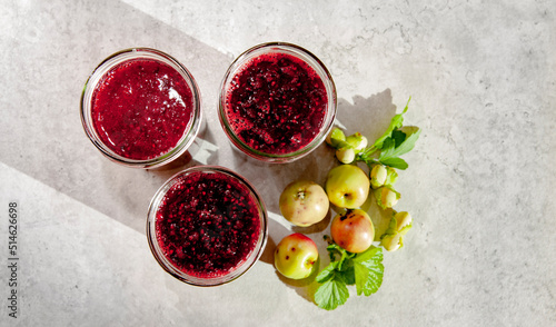 Selbstgemachte Fruchtmarmelade auf hellem Hintergrund