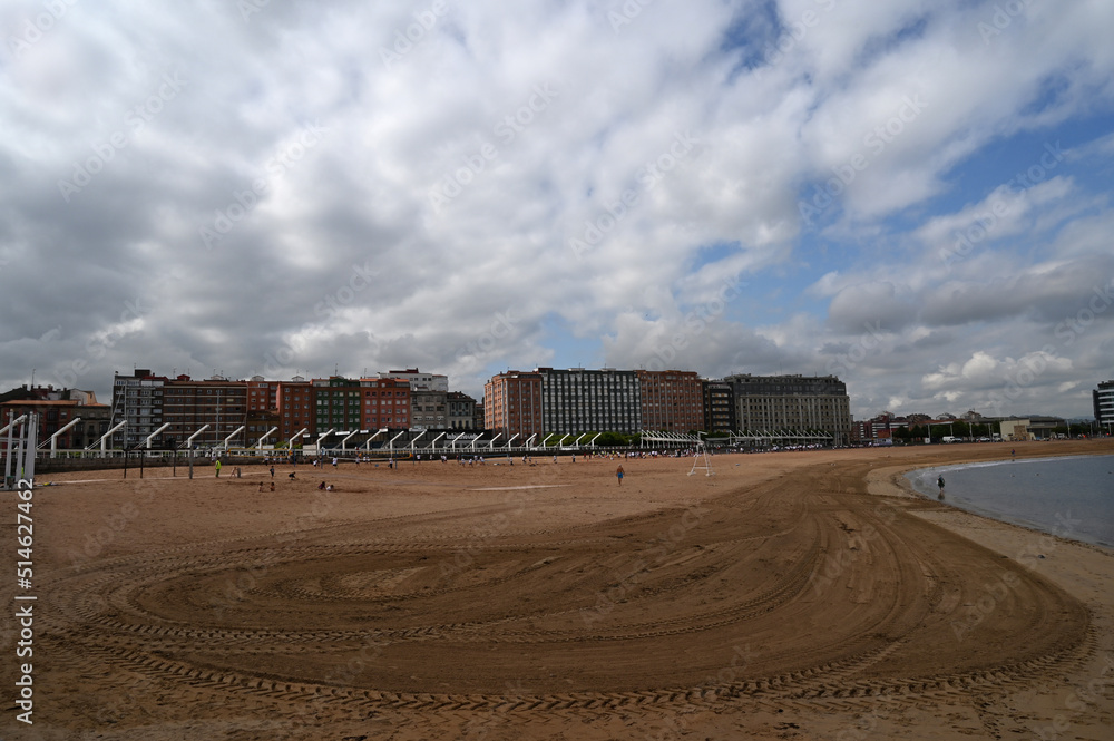 Giron, Espagne, 21 juin 2022 : Plage de Natahoyo ou de Poniente de Giron en Espagne Giron, Espagne, 21 juin 2022 : Plage de Natahoyo ou de Poniente de Giron en Espagne