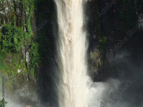 Waterfall in the forest (with zoom) – Cachoeira do Itambé, Cássia dos Coqueiros-SP