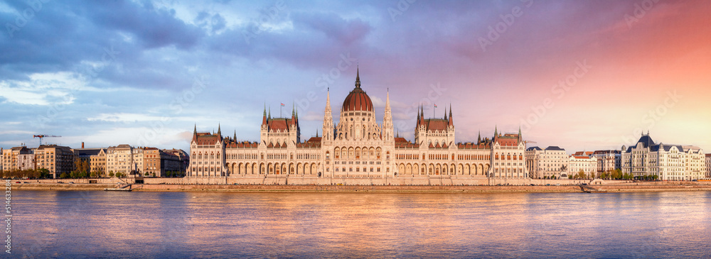 Naklejka premium Panorama of the Hungarian Parliament building at sunrise in Budapest, Hungary 