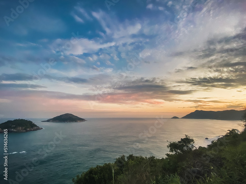 Vista del atardecer desde el Mirador del Roncador en la reserva de Grumarí - Rio de Janeiro, Brasil