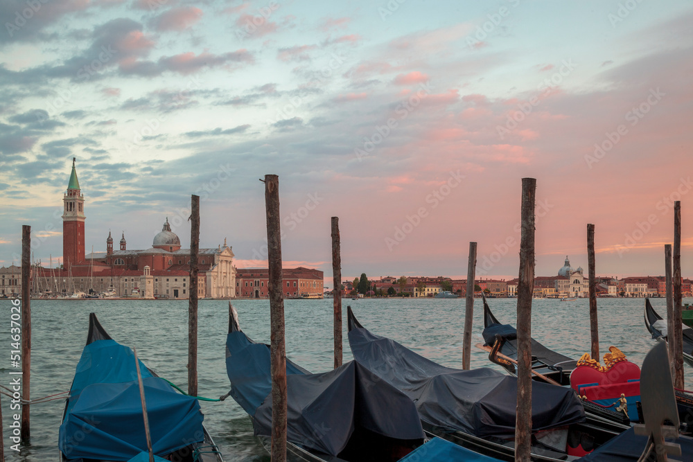 Venezia. Gondole nel bacino di San Marco davanti a Palazzo Ducale verso San Giorgio