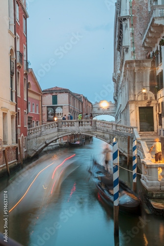Venezia. Rio di Palazzo con gondole e Ponte dei Sospiri.