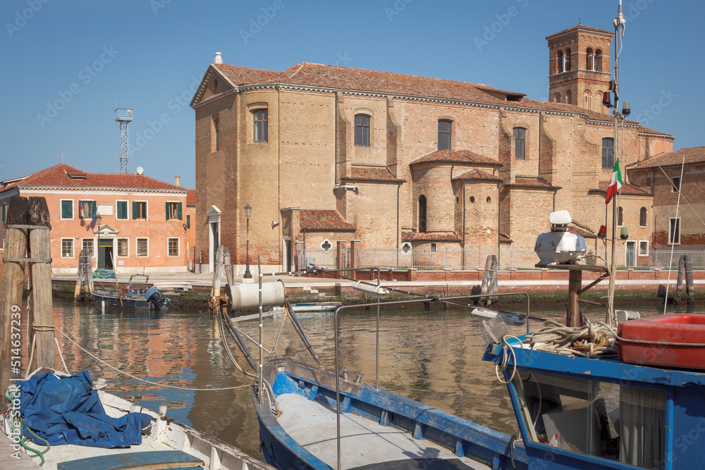 Chioggia, Venezia. Chiesa di San Domenico con pescherecci in bacino