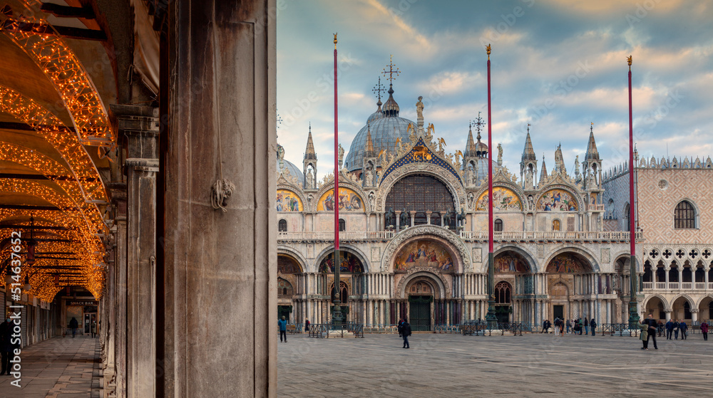 Venezia. Piazza San Marco con corridoio delle Procuratie e facciata della basilica omonima
