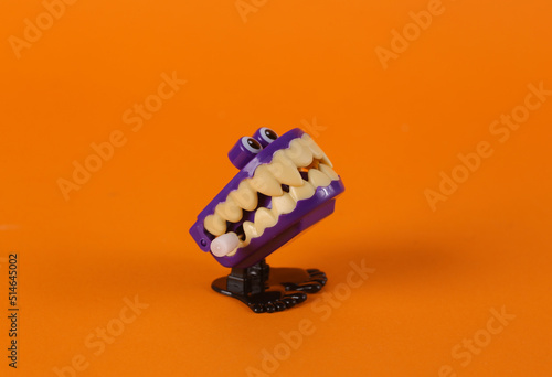 Εκτύπωση καμβά Clockwork halloween toy monster jaw on orange background