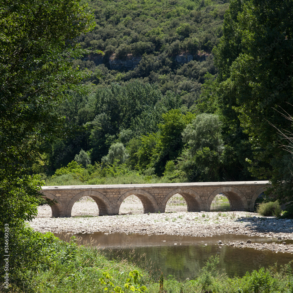 Petit pont aux multiples arches près du village de Monyclus dans le Gard