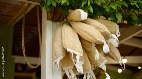 Fotografia Natural loofah washcloths are hanging at the farmer's market.