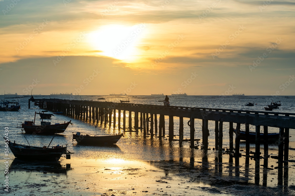Obraz premium boats and Fisherman bridge at sunset, Chonburi