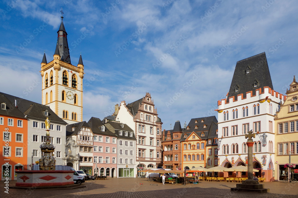 Der Hauptmarkt in Trier mit der Stadtkirche St. Gangolf und dem mittelalterlichen Ratshaus, genannt Steipe