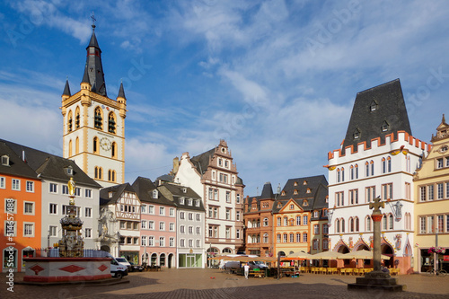 Der Hauptmarkt in Trier mit der Stadtkirche St. Gangolf und dem mittelalterlichen Ratshaus, genannt Steipe