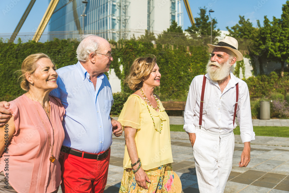 Naklejka premium Group of senior people bonding outdoors