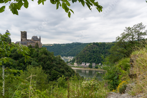Wanderweg abwärts in das Tal vom Dreiburgenblick Herschelberg mit Sicht auf Burg Katz photo