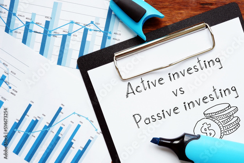 Obraz na plátne Active investing vs Passive investing pros and cons.