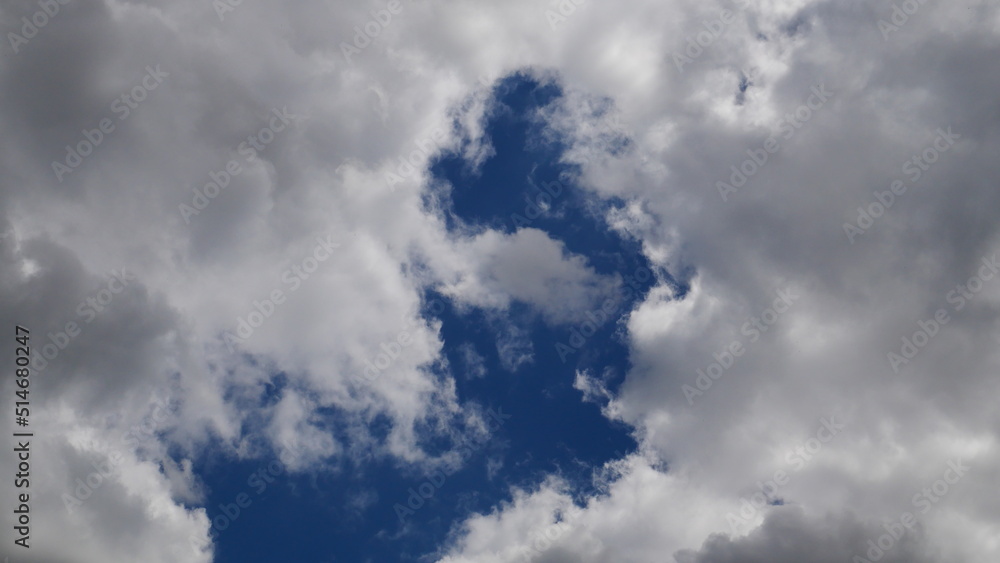 Obraz premium Nuages d'été et ciel bleu
