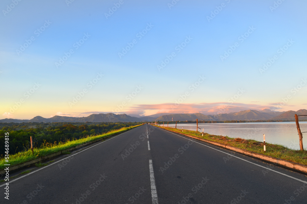 Naklejka premium road to the sky, Udawalawa, Sri Lanka