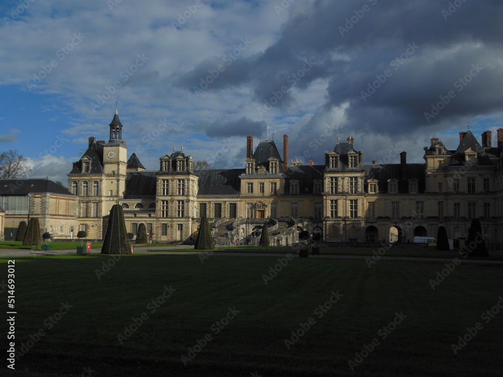 Le château de Fontainebleau sous un ciel nuageux