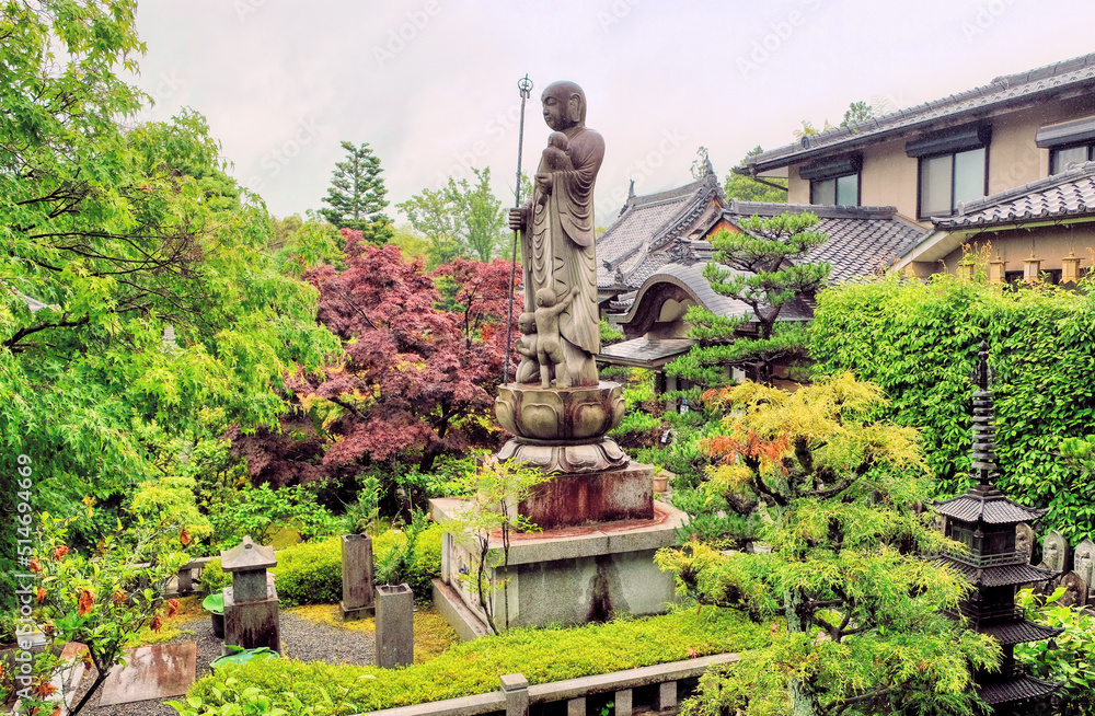 京都、西山正法寺の境内