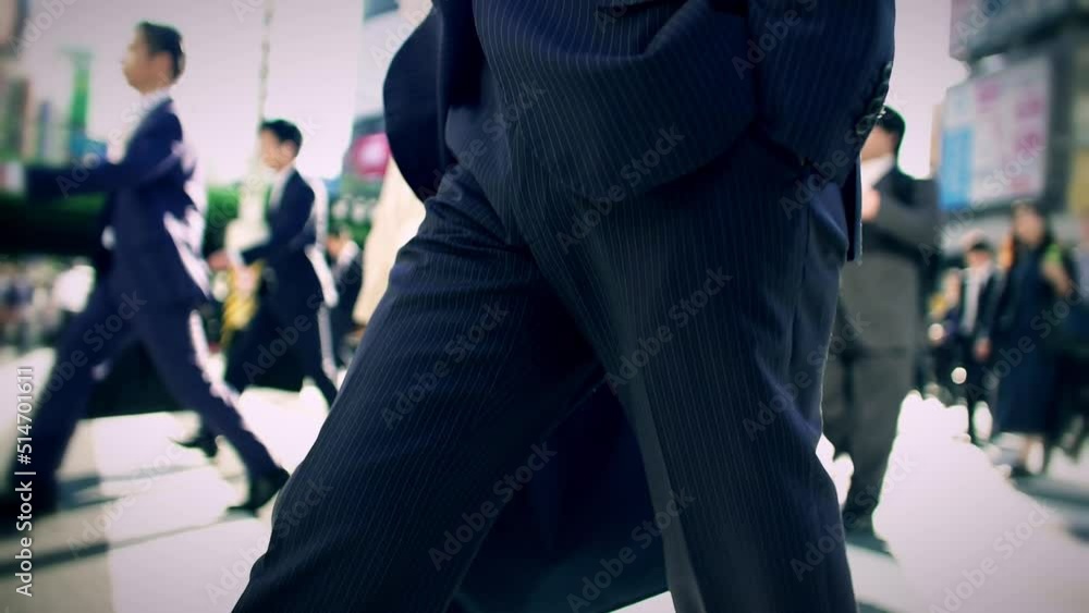 街を歩く日本人ビジネスマン