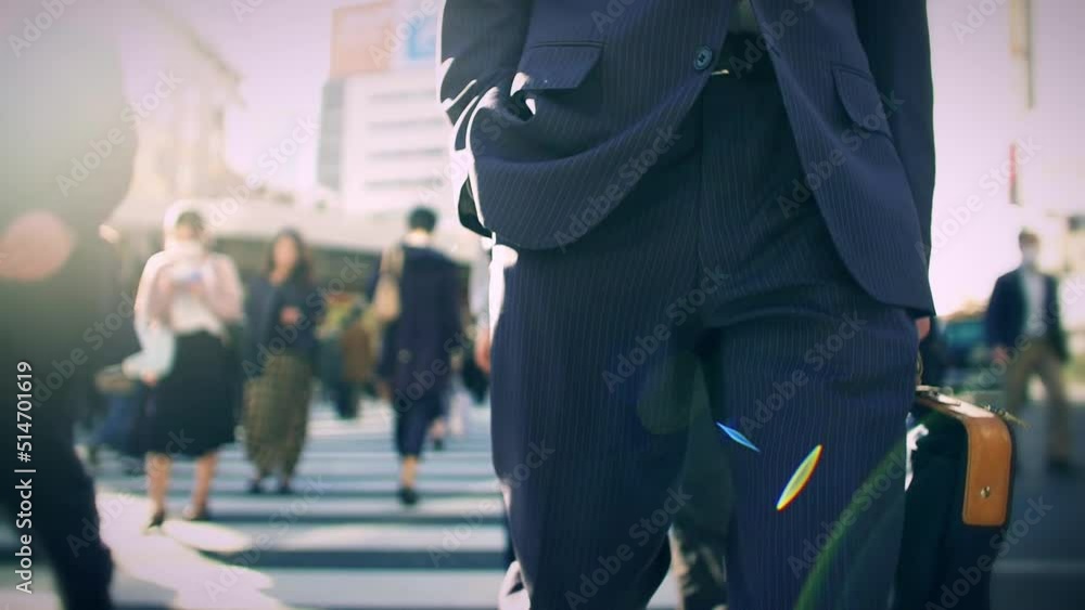 街を歩く日本人ビジネスマン 街を歩く日本人ビジネスマン