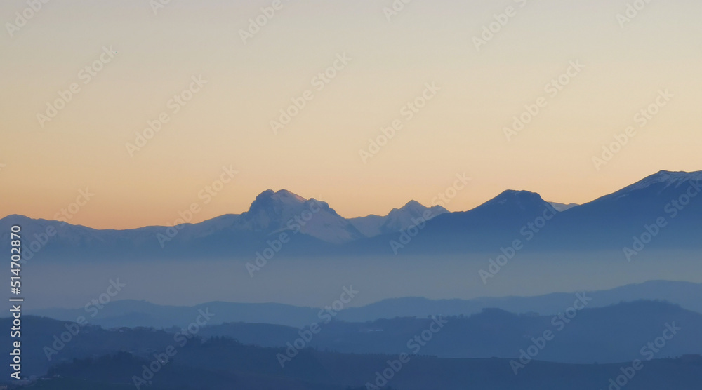 Monti e valli degli Appennini al calare della sera 