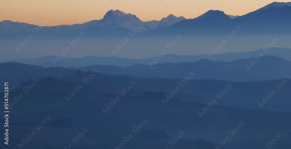 Monti e valli degli Appennini al tramonto Monti e valli degli Appennini al tramonto