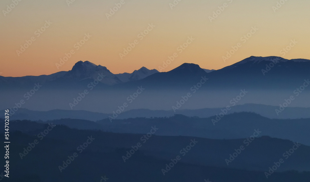 Monti e valli degli Appennini al tramonto