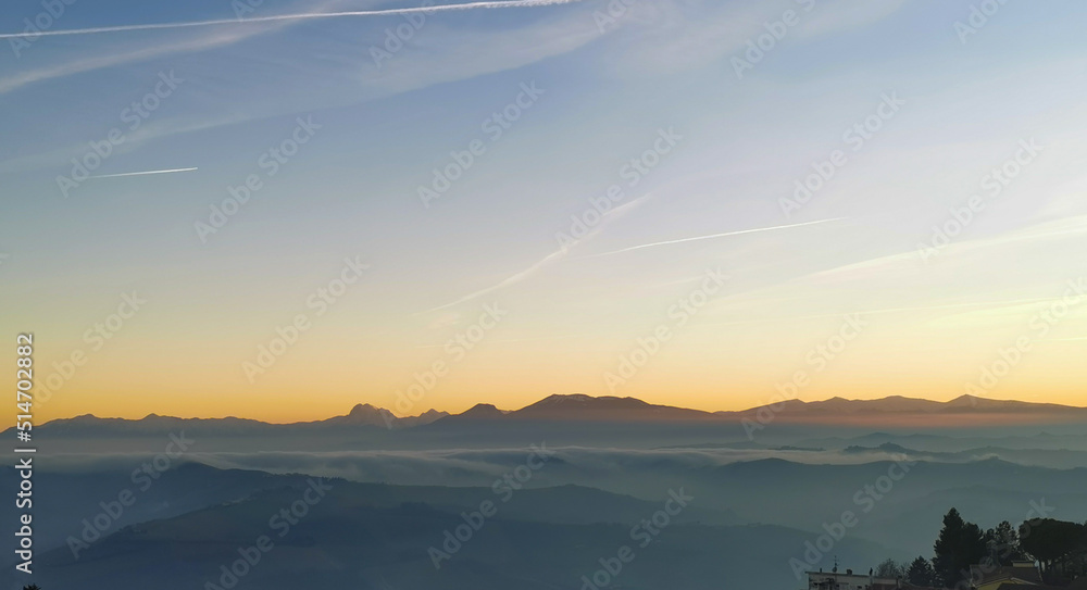 Monti Appennini e vallate al tramonto