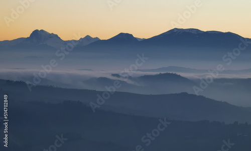 Un mare di nebbia e nuvole al tramonto riempie le valli ai piedii dei monti appennini © GjGj