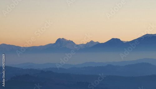 Monti e valli degli Appennini al calare della sera 